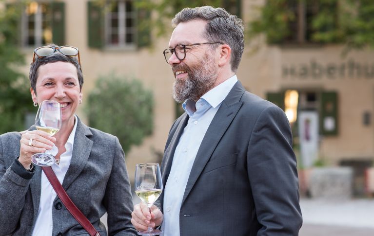Eine Frau und ein Mann beim Apero