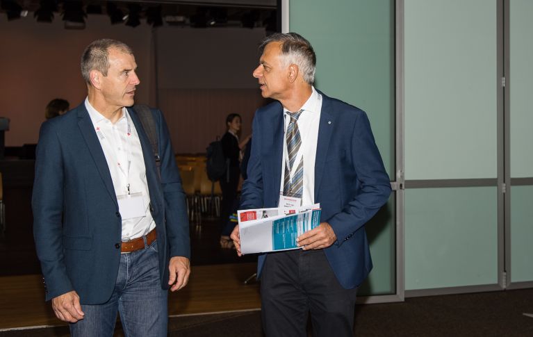 Zwei Männer am Kongress
